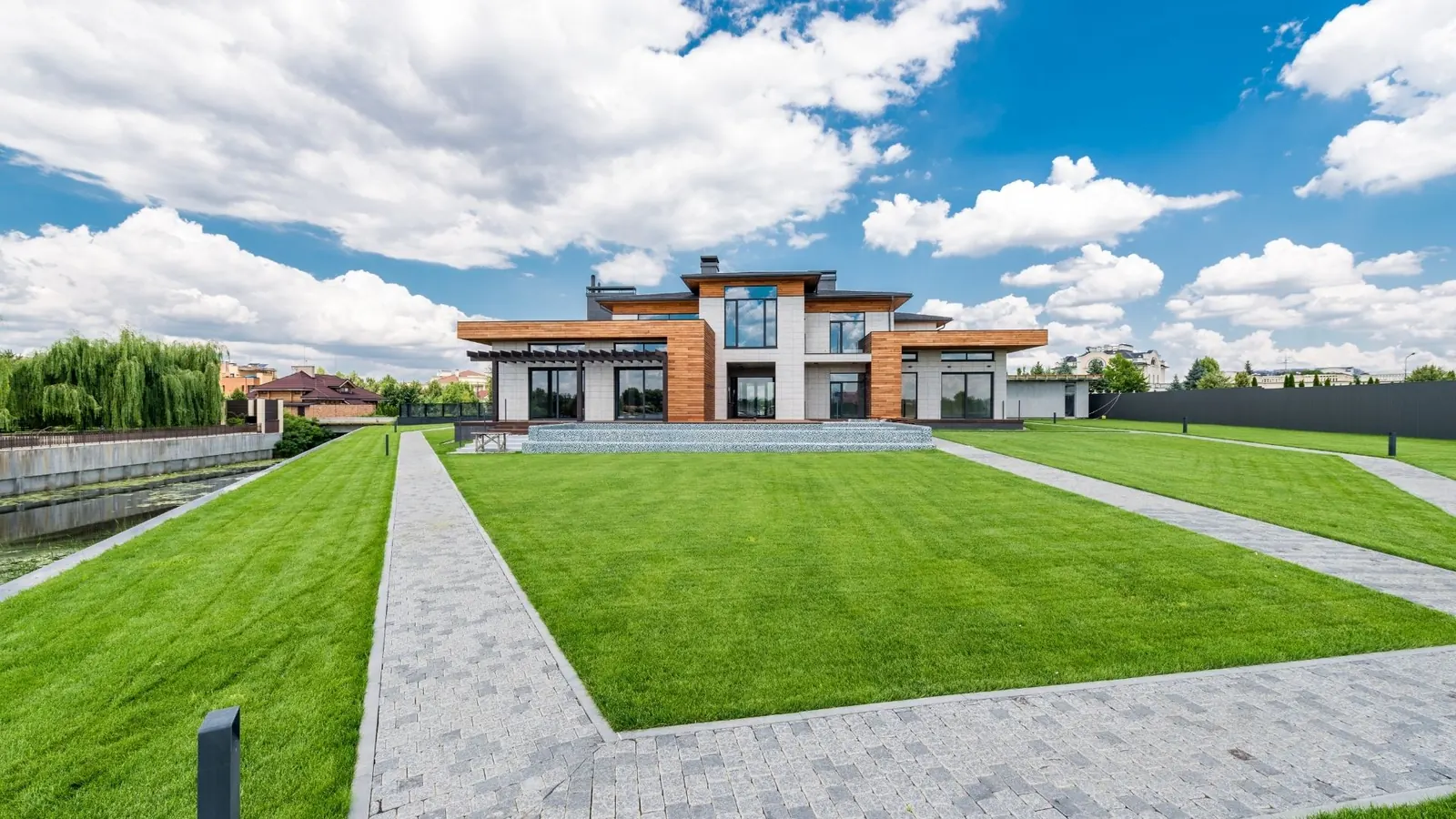 Estate lawn maintenance for luxury Chicago IL home
