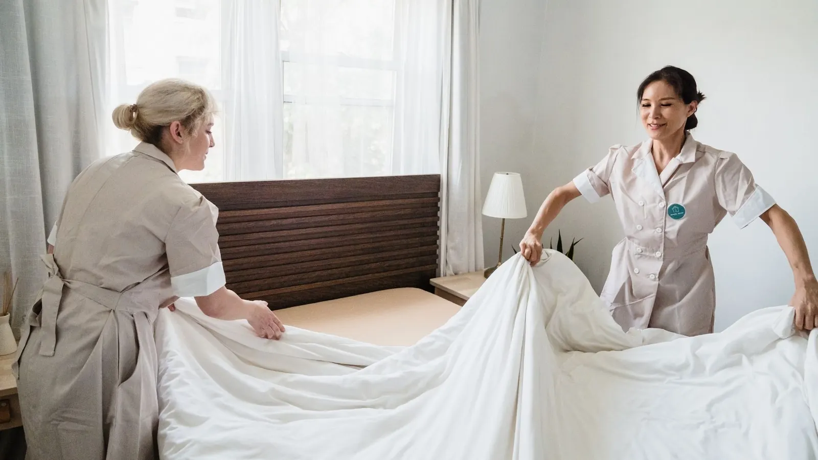 Housekeeping and maid service bed making in Chicago IL